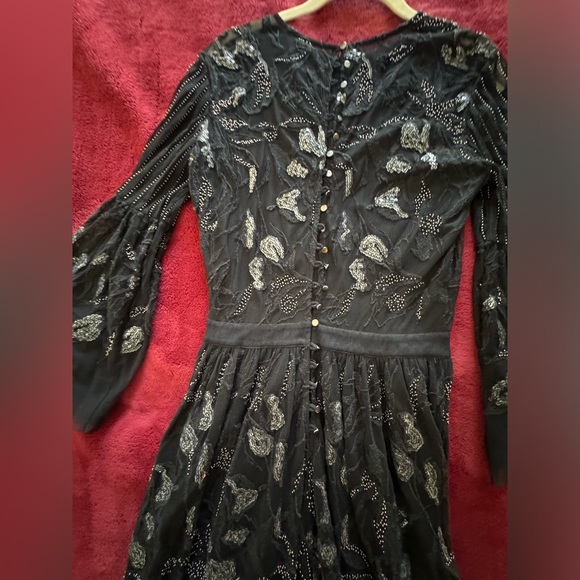 STUNNING SEQUIN & EMBROIDERED BLK LACE BUTTON BACK DRESS SIZE SMALL - Picture 5 of 8